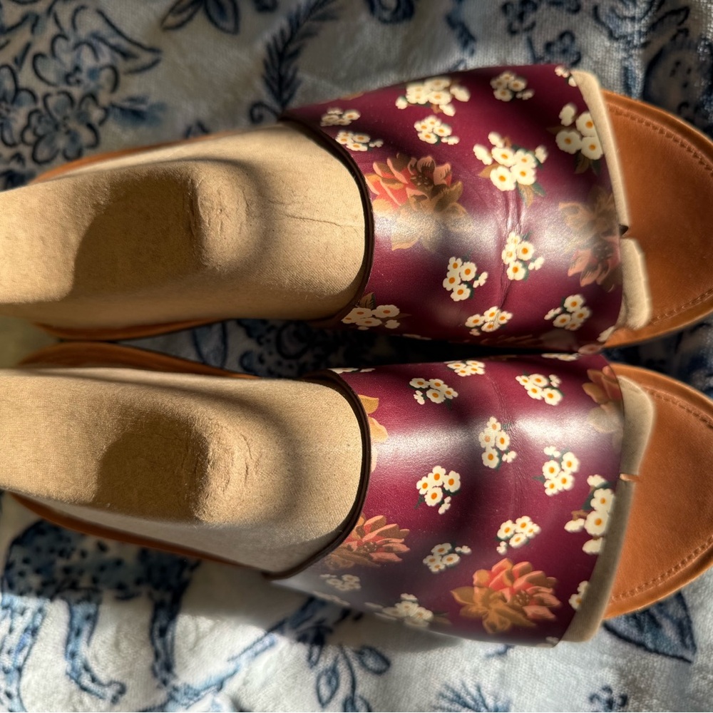 Fitflop Maroon and Cream Sandals Floral Design